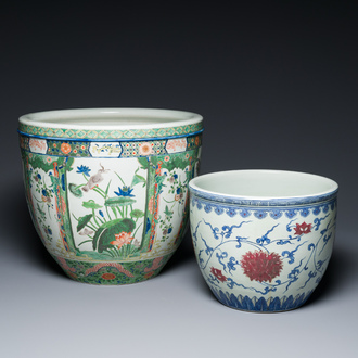 Un aquarium en porcelaine de Chine en bleu, blanc et rouge de cuivre et un en porcelaine de Samson de style famille verte, 19/20ème