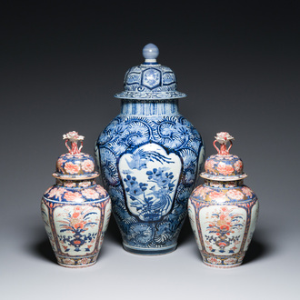 Une paire de vases couverts en porcelaine Imari et un grand vase couvert d'Arita en bleu et blanc, Japon, Edo, 17/18ème