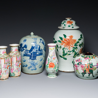 Six vases en porcelaine de Chine en bleu et blanc, famille rose et famille verte, 19/20ème