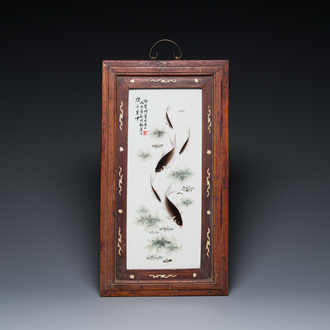 Een Chinese qianjiang cai plaquette met vissen, gesigneerd. Deng Bishan 鄧碧珊, gedateerd 1928