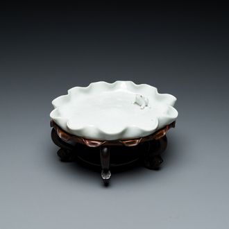 Lave-pinceaux en porcelaine blanc de Chine de Dehua en forme d'une feuille de lotus à grenouille sur socle en bois sculpté, Chine, Kangxi/Yongzheng