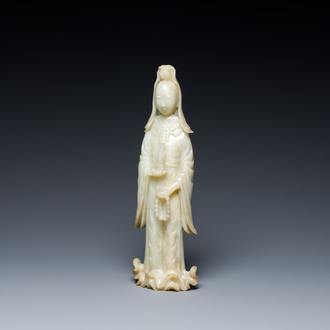 Een Chinese celadon jade sculptuur van Guanyin, Qing