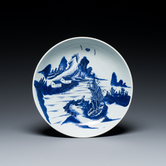 Plat en porcelaine de Chine en bleu et blanc à décor d'un lettré dans un paysage, Yongzheng/Qianlong