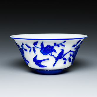 Een Chinese kom met eksters en prunusbloesems in meerlagig blauw en wit Peking glas, 19e eeuw