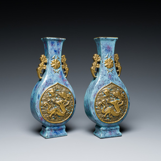 Paire de vases en porcelaine de Chine à émail flambé aux medaillons aux dragons dorés, marque de Qianlong, 19ème