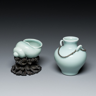 Een Chinese celadon-geglazuurde schelpvormige waterpot op houten sokkel en een 'hu' vaasje, 19/20e eeuw