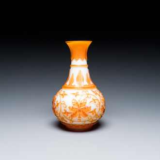 Vase de forme bouteille en verre overlay de Pékin à décor de lotus en jaune sur blanc, Chine, 19/20ème