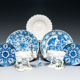 Een diverse collectie blauw-wit en wit Delfts aardewerk, 18e eeuw