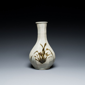 Vase de forme bouteille en porcelaine de Corée à décor floral, dynastie Joseon, 16ème