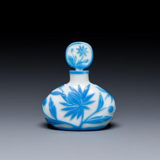 Een Chinese flacon met deksel in meerlagig blauw en wit Peking glas, 19e eeuw