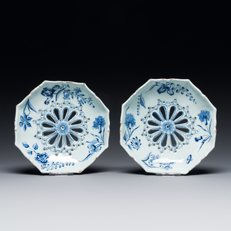 Een paar blauw-witte Delftse aardbeienvergieten, 18e eeuw