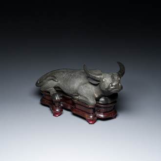 Grande sculpture d'un buffle en porcelaine de Chine en grisaille sur socle en bois sculpté, 18/19ème