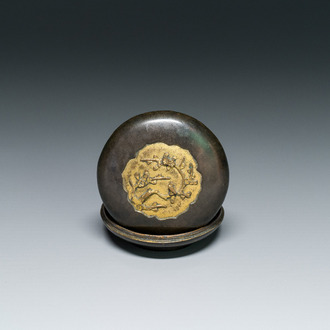 Een Chinees deels verguld bronzen dekseldoosje voor zegelpasta, 17e eeuw