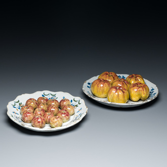 Deux assiettes en faïence polychrome à décor de pommes en trompe l'oeil, France, 19ème