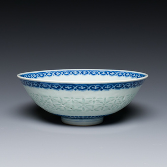 Bol en porcelaine de Chine en bleu et blanc à décor dit aux 'grains de riz', marque et époque de Qianlong
