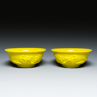 Paire de bols en verre jaune de Pékin à décor floral, Chine, 19/20ème