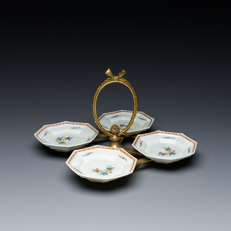 Vier Japanse octagonale Kakiemon-stijl schotels met perziken in een geelkoperen montuur, Edo, 18e eeuw