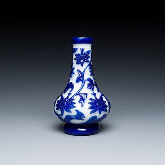 Een Chinese flesvormige vaas met lotusslingers in meerlagig blauw en wit Peking glas, 19e eeuw
