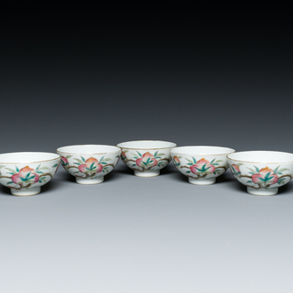 Cinq bols en porcelaine de Chine famille rose à décor des 'neuf pêches', marque et époque de Guangxu
