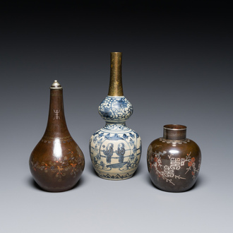Deux pièces en métal paktong incrusté d'argent et de cuivre et un vase de forme double gourde en bleu et blanc, Chine, 16ème et 19ème