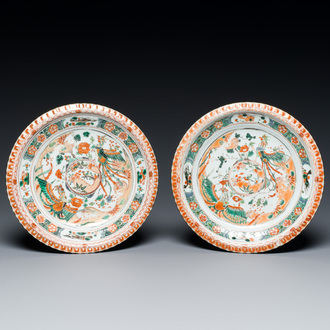 Paire de plats en porcelaine de Chine famille verte à décor de phénix, Kangxi