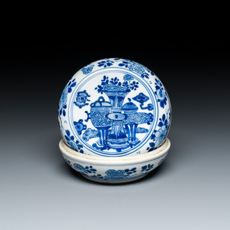 Boîte couverte en porcelaine de Chine en bleu et blanc à décor d'antiquités, Kangxi