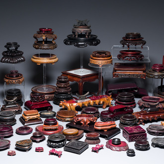 Belle collection de socles en bois sculpté, Chine, Qing et 20ème