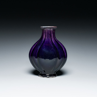 Vase en porcelaine de Chine en aubergine monochrome, 19ème