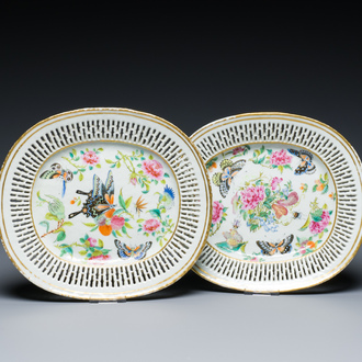 Paire de plats ajourés de forme ovale en porcelaine de Chine famille rose de Canton à décor de papillons, 19ème