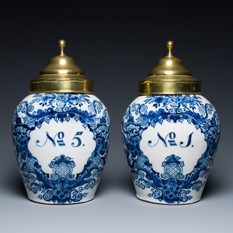 Een paar blauw-witte Delftse tabakspotten met koperen deksels, 18e eeuw