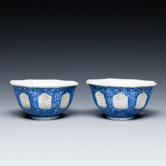 Paire de bols ajourés de forme octogonale en porcelaine de Chine en bleu et blanc, époque Transition
