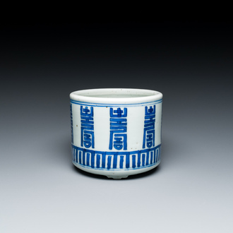 Brûle-parfum tripode en porcelaine de Chine en bleu et blanc aux caractères Shou, Kangxi