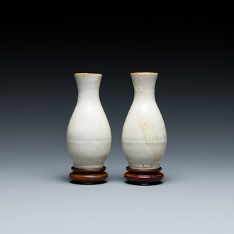 Paire de vases de forme bouteille en porcelaine de Chine à émail flambé, 19ème