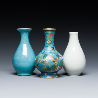 Drie Chinese flesvormige vaasjes in cloisonné, wit-geglazuurd en robin's-egg-geglazuurd porselein, 19/20e eeuw