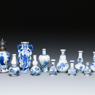 Onze vases miniatures en porcelaine de Chine en bleu et blanc, Kangxi