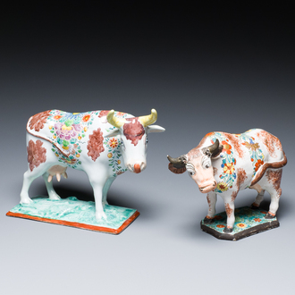 Twee polychrome Delftse petit feu koeien, 18e eeuw