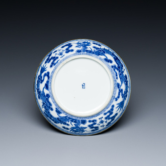 Een Chinees blauw-wit 'Bleu de Hue' bord voor de Vietnamese markt, Nhat merk voor keizer Minh Mang, 1820-1841