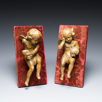 Paire de chérubins allégoriques en bois sculpté, l'un tenant un crâne (La Mort) et l'autre un bol en forme de coquillage (La Vie), Flandre, 17ème