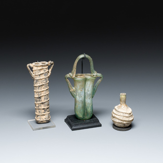 Twee Romeinse glazen balsamariums en een flesje, 2/4e eeuw