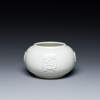 Bol à décor en relief en porcelaine de Chine en blanc monochrome, marque de Qianlong, 19ème