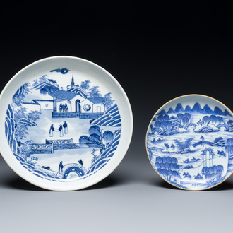 Twee Chinese blauw-witte 'Bleu de Hue' borden voor de Vietnamese markt, Ngoan Ngoc en Noi Phu Thi Huu merk, 19e eeuw