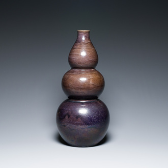 Grand vase de forme triple gourde en porcelaine de Chine en aubergine monochrome, 18ème