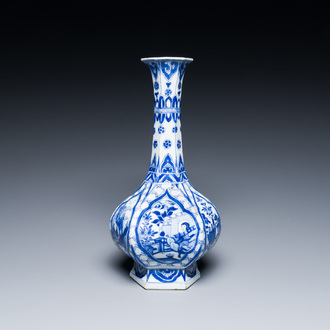 Vase de forme bouteille en porcelaine de Chine en bleu et blanc, marque 'G', Kangxi