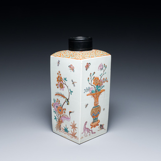Flacon de forme carrée en porcelaine d'Arita surdécoré aux Pays-Bas de style Kakiemon, Japon, Edo, 17ème