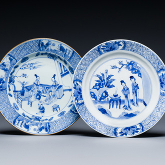 Deux assiettes en porcelaine de Chine en bleu et blanc figurant les soeurs Cao, marque et époque de Kangxi et Yongzheng