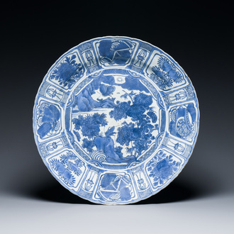 Important plat en porcelaine de Chine en bleu et blanc de type kraak, Wanli
