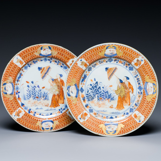 Paire d'assiettes en porcelaine de Chine de style Imari à décor des 'Dames au parasol', Qianlong