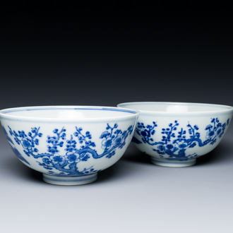 Paire de bols en porcelaine de Chine en bleu et blanc à décor des 'Trois amis de l'hiver', marque et époque de Guangxu