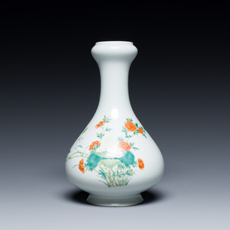 Vase de forme 'suantouping' en porcelaine de Chine famille verte, marque de Qianlong, République