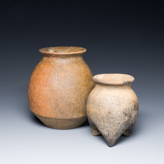 Twee Chinese aardewerken voorraad- of kookpotten, 'Li', Neolithicum
